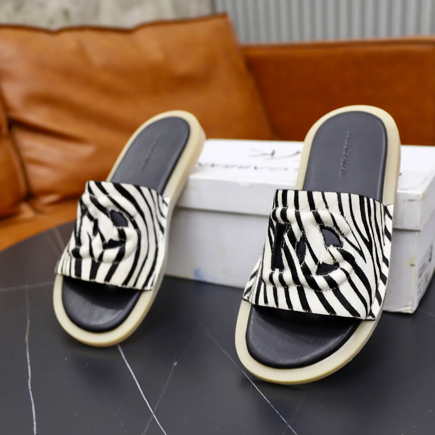 Ex-factory price: 340💰🙅‍♂️🙅‍♂️🙅‍♂️ Brand: DG Standard code: 38-44 (45 customized) Grade: Same as the official website Material: Original leather design Original lightweight wear-resistant molded outsole Style category: Men's fashion sandals Distinguished luxury brand elements Top luxury Color: Actual picture color